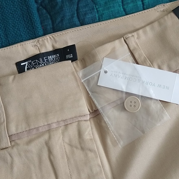 NWT NY&C Khaki Cuffed Shorts Sz 4 - Picture 3 of 3
